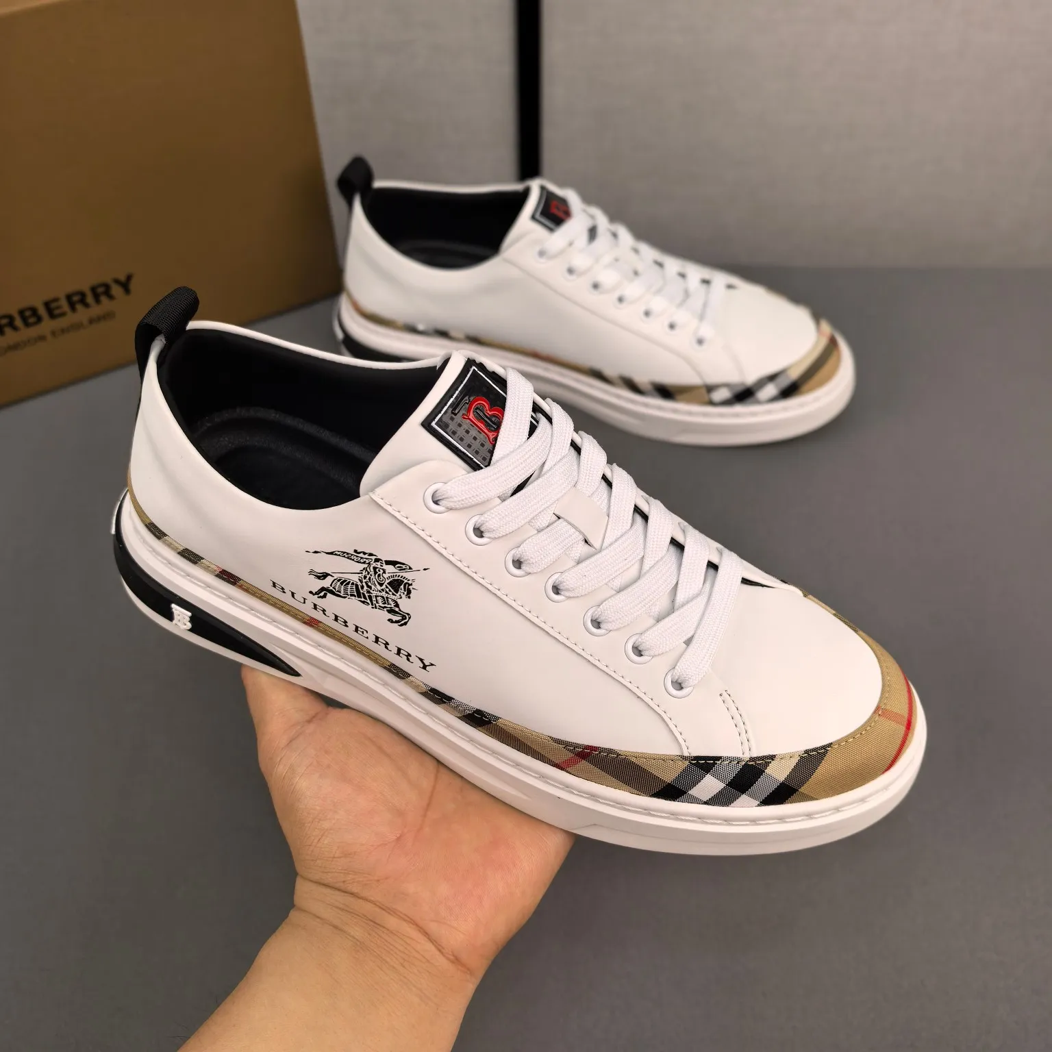 Burberry [Burberry] men's shoes 💰400💰. Fashionable sports and casual shoes, the upper is made of first-layer cowhide with plaid material, first-layer pigskin lining, and rubber outsole. Men's size 38-44.